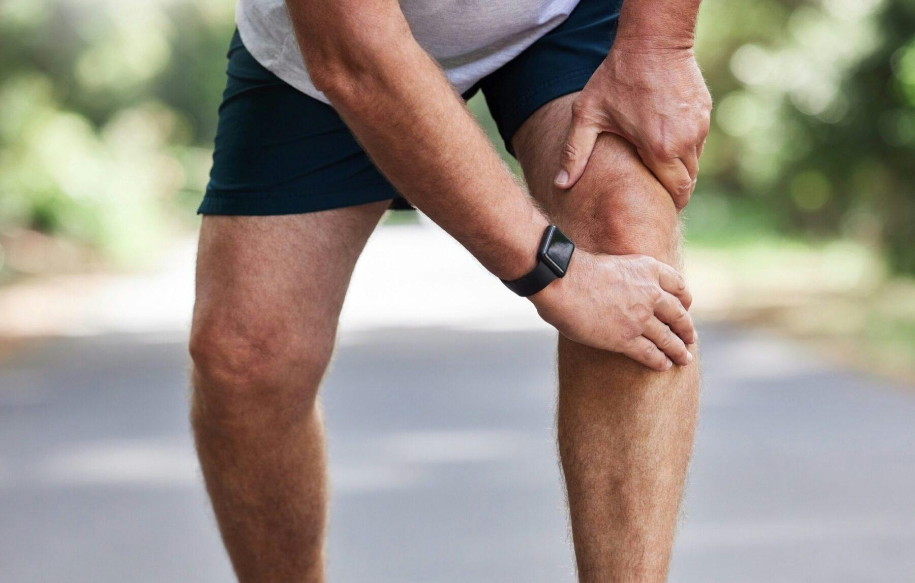 a senior runner with knee osteoarthritis pain