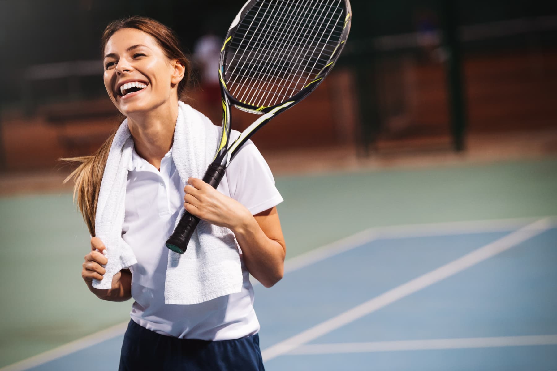 woman playing tennis